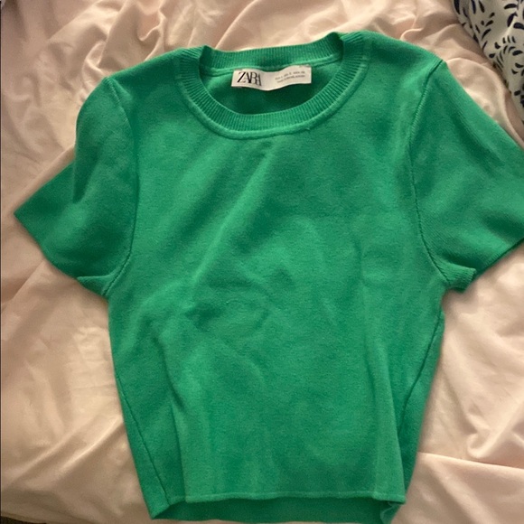 Vibrant Green Short Sleeve Tee with Crew Neck and Fitted Silhouette - Picture 1 of 1